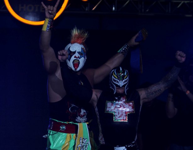 Rey Mysterio (derecha) se llevó la victoria 