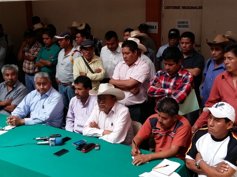 El titular del CDHM, Abel Barrera Hernández, dijo que el Concejo de Comunidades Damnificadas se reunió 23 ocasiones con diferentes dependencias del go