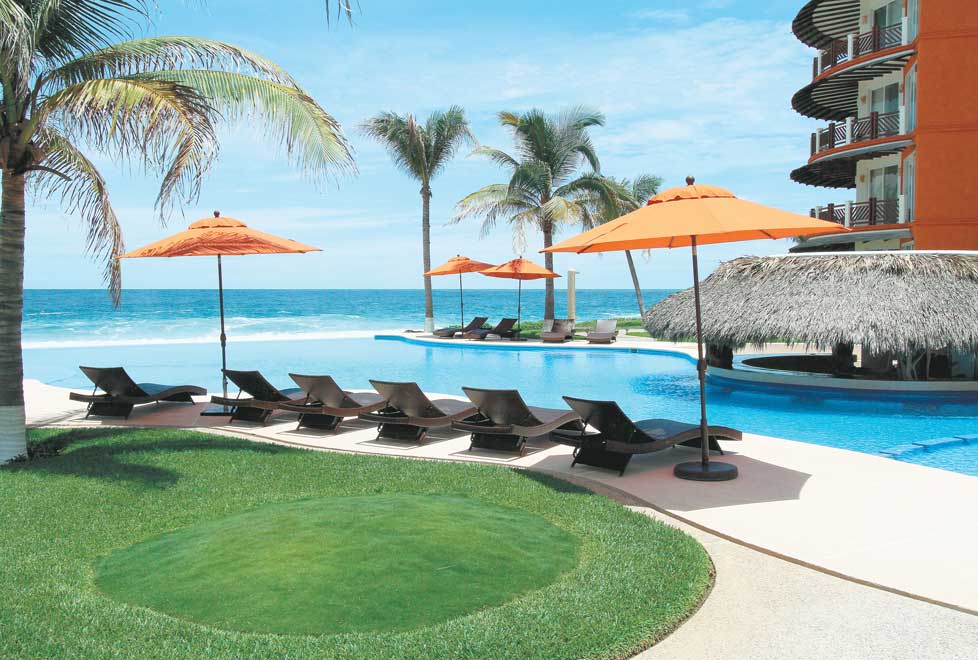 Ubicado en Playa Palmarito, Vivo Resorts es perfecto para relajarte. Durante el día puedes disfrutar de su alberca infinity, recibir un masaje en tu h