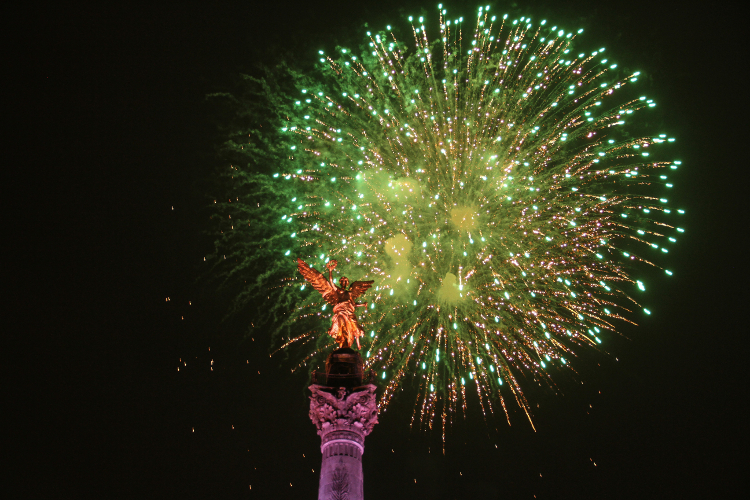 En el Ángel de la Indepencia se vivió un gran espectáculo con los fuegos artificiales.