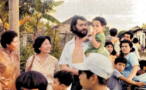 El autor de "Rayuela" en Niquinohomo, Nicaragua, 1980; una muestra de que “se daba a la gente, se mezclaba con todos”.