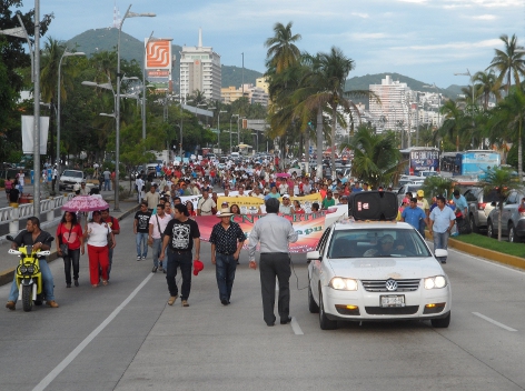 Profesores y activistas protestaron en la costera Miguel Alemán y provocaron un congestionamiento vehicular en ambos sentidos durante más de dos horas