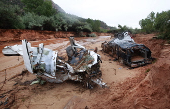 Los restos de dos camionetas, arrastradas por las inundaciones, en la ribera de Short Creek en Hildale, Utah