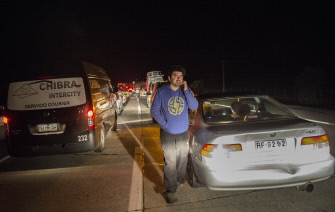 Automovilistas esperan en la carretera Panamericana tras el fuerte sismo registrado hoy, en Los Vilos, a 150 km al norte de Santiago 
