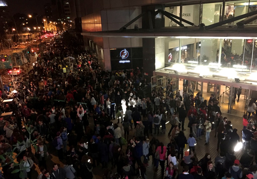Los chilenos fueron evacuados  y tras el sismo muchos de ellos permanecen en las calles por temor a fuertes réplicas.
