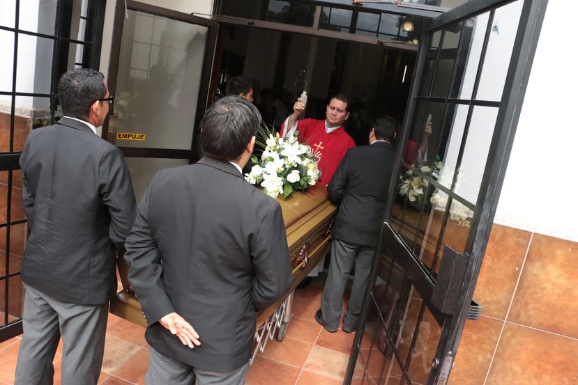 El feretro fue trasladado hacia la iglesia María Auxiliadora.