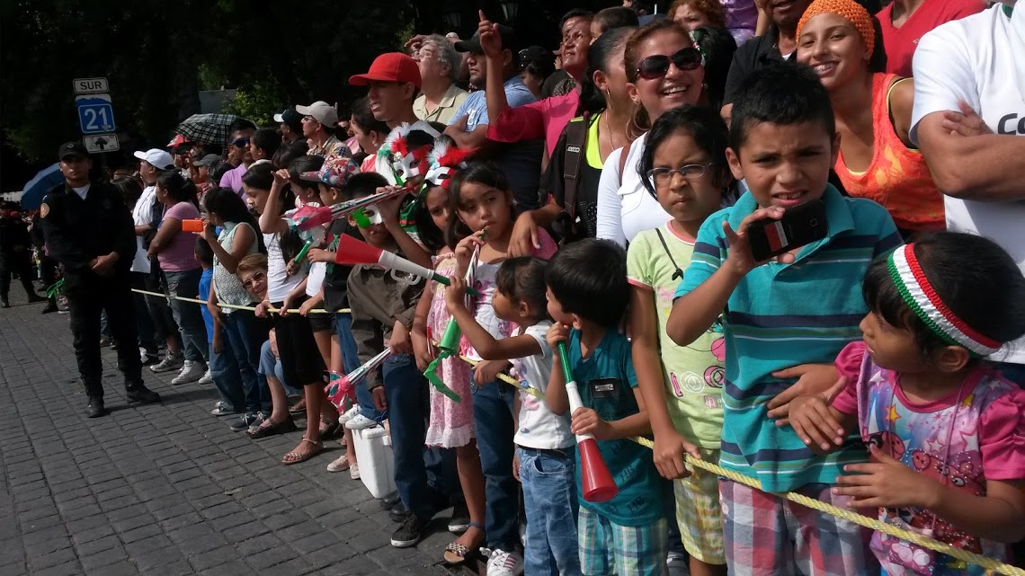 Grandes y pequeños se dieron cita esta mañana para presenciar el desfile.