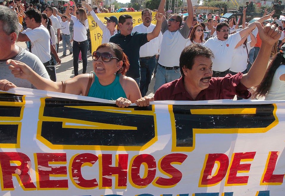 Los maestros que están en contra de la Reforma Educativa protestaron durante el desfile.