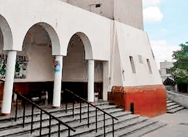 Una mujer encontró al menor dentro del templo tras escuchar un llanto.