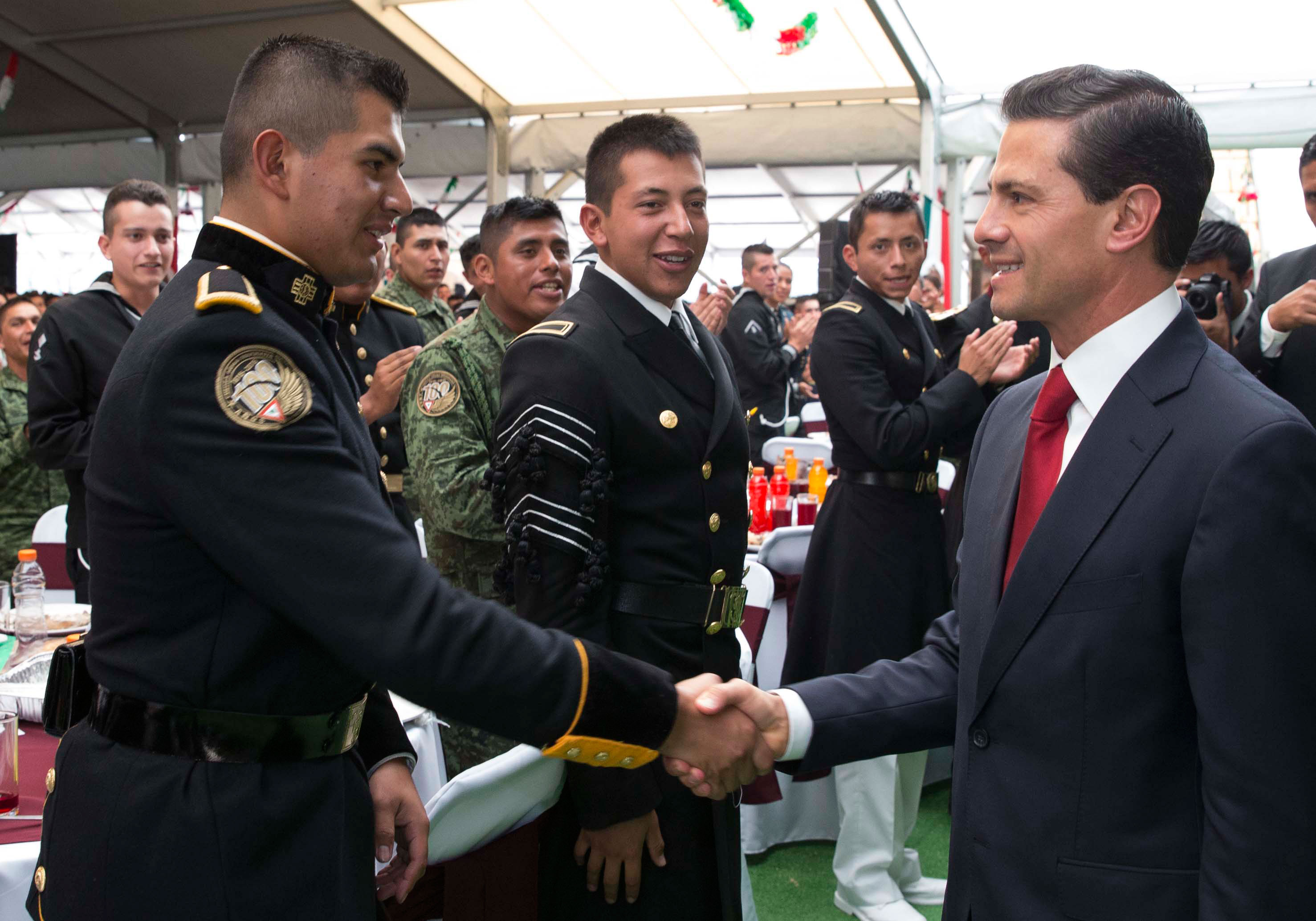 El presidente Peña Nieto reconoció el valor y entrega de los soldados y marinos mexicanos.