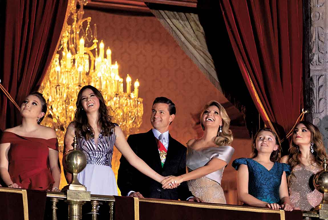 El Presidente salió al balcón central de Palacio Nacional en compañía de su esposa y sus hijos.