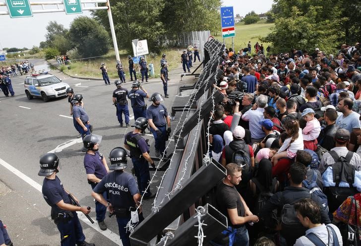 Los refugiados derrumbaron en una zona las vallas, pero los agentes les cerraron el paso.