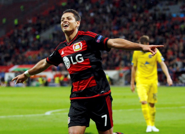 El vuelo del 'Chícharo'. Javier Hernández festeja su primer tanto con la casaca del Bayer Leverkusen