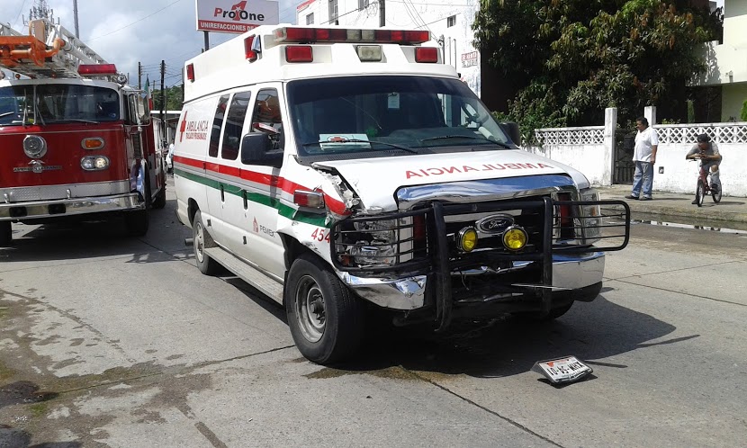 Ambulancia choca a vehículo particular