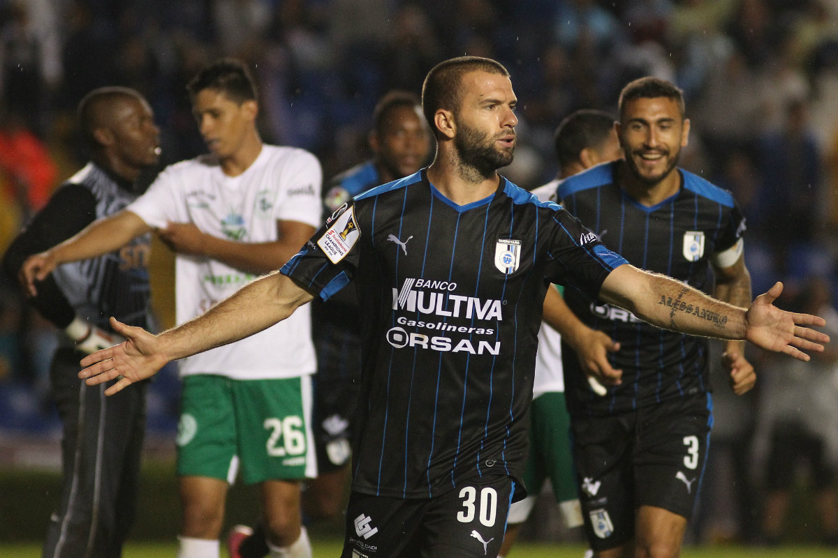 Emanuel Villa, delantero de Gallos