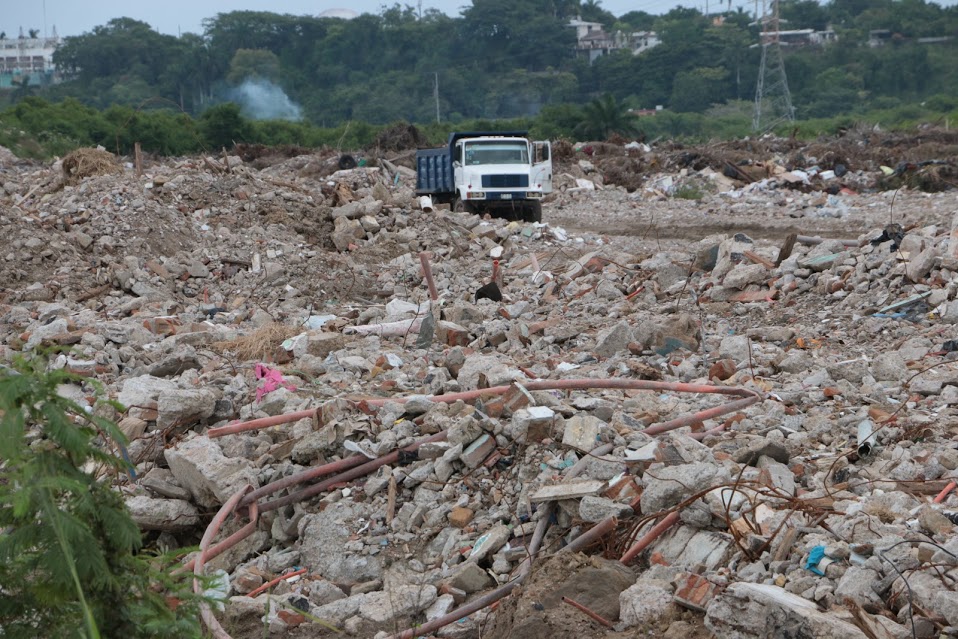 Las 13 mil toneladas de escombro se encuentran en el ex basurero.