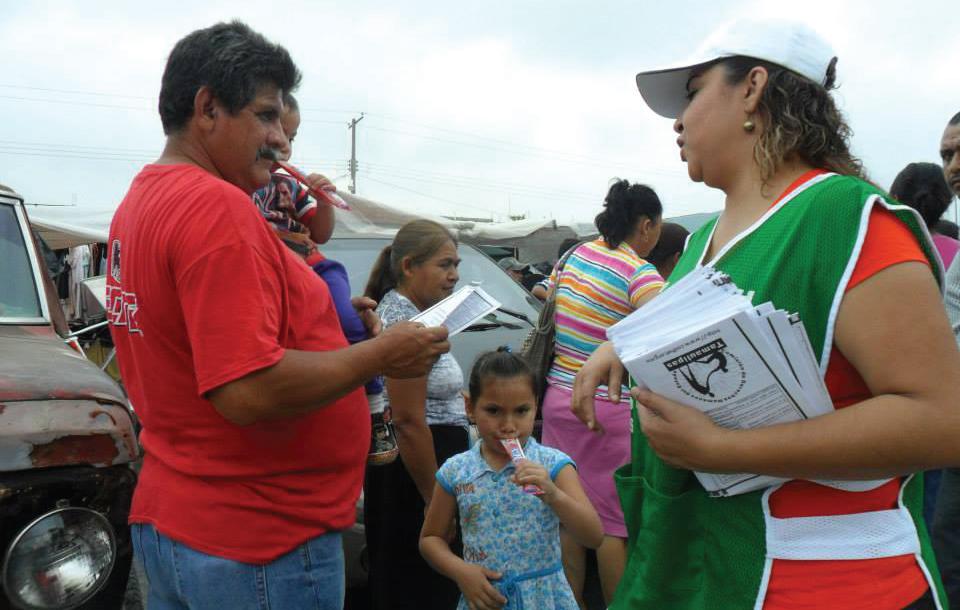 Personal de la Codhet reparte folletos a la ciudadanía para informarle sobre sus derechos humanos.