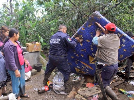 Policías estatales y elementos de Protección Civil, Bomberos de Coscomatepec y autoridades municipales buscaron entre los escombros a los integrantes 