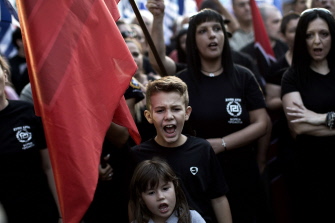 Seguidores del partido neonazi griego Amanecer Dorado gritan consignas en un acto electoral en Atenas