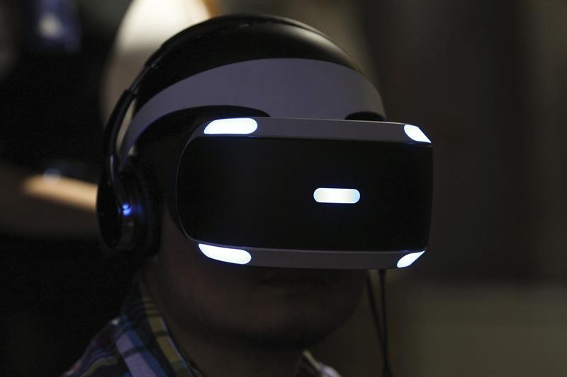 Un visitante prueba las gafas de realidad virtual Sony PlayStation VR durante el Tokyo Game Show 2015, en Tokio, Japón.