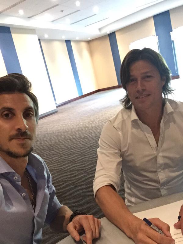 Almeyda firmando su contrato