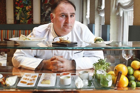 El cocinero español José Andrés, naturalizado estadunidense, es uno de los personajes que apoyan la campaña "Házte fuerte"