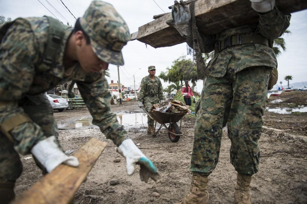 Ejército chileno llegó a la zona de Coquimbo para recoger los escombros tras el terremoto de 8.3 grados. 