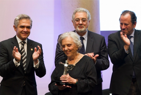 El jefe de Gobierno del DF, Miguel Ángel Mancera, entregó el premio "Ángel de la Ciudad" a la escritora Elena Poniatowska y al tenor Plácido Domingo, 