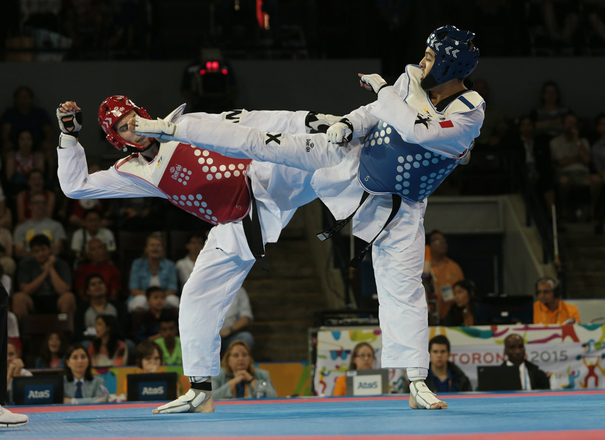 Misael López, en un combate ante Mark-André Bergeron  