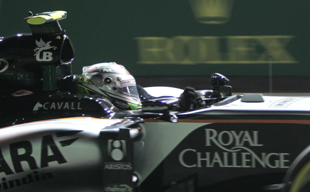 Sergio Pérez en su monoplaza durante la segunda sesión de entrenamientos libres del GP de Singapur 