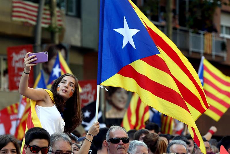Una manifestante se hace un selfie durante la concentración independentista del pasado 11 de septiembre, en Barcelona