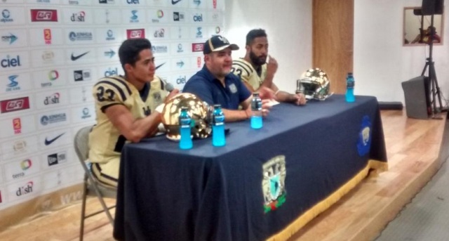 Raúl Rivera (centro) explicó que no fue tomado en cuenta para la reunión entre ONEFA y CONADEIP