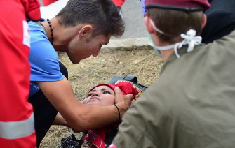 Un emigrante ayuda a su mujer en la frontera austro-húngara en Heiligenkreuz, Austria, antes de partir hacia Alemania