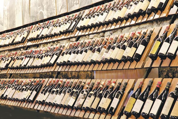 En la enoteca regional de Barolo hay toda clase de vinos. 