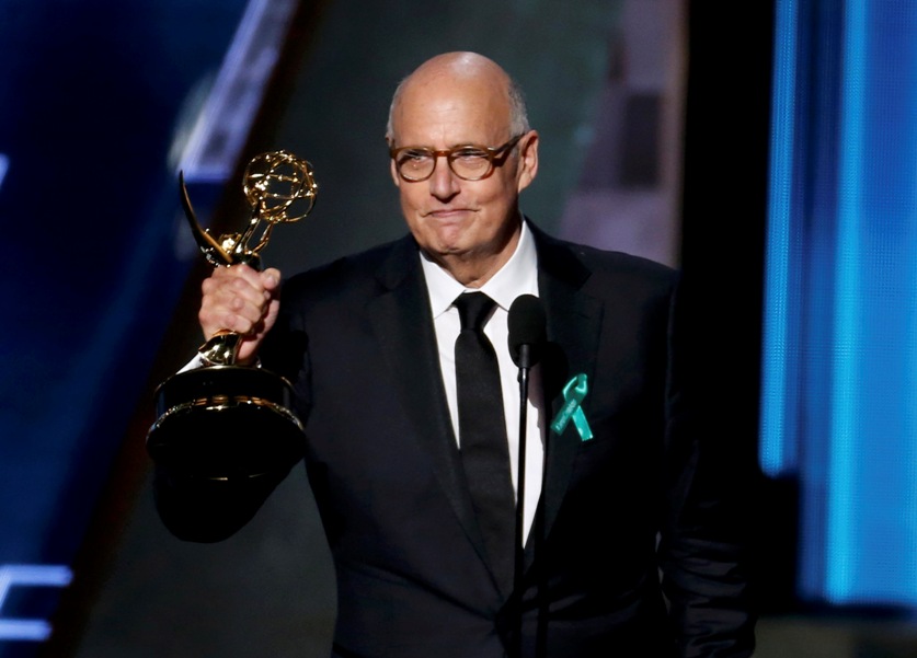 Jeffrey Tambor recibió el Emmy en la categoría Mejor Actor de Principal en una Serie de Comedia por 'Transparent'. 