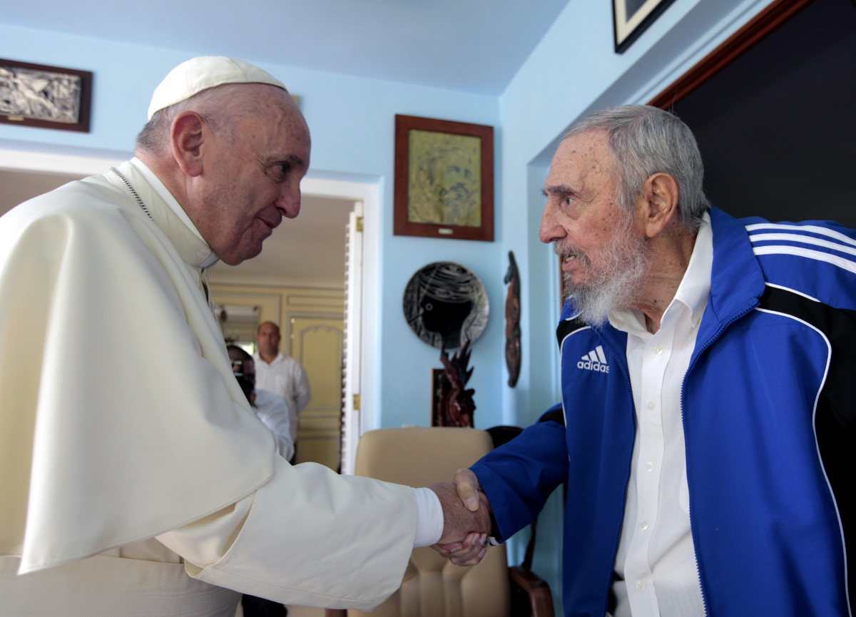 El papa Francisco estrecha la mano del ex presidente Fidel Castro, durante su visita a La Habana, Cuba.