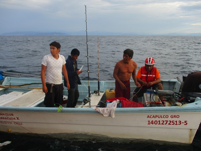 Rescatan a pescadores en Guerrero