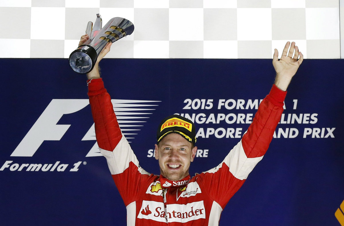 Vettel con el título del GP de Singapur 