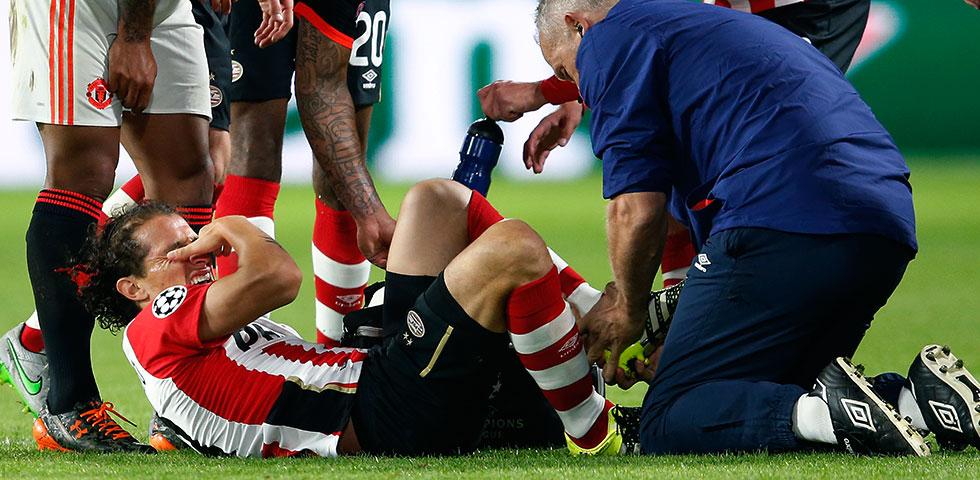 Andrés Guardado después de haber sufrido una dura entrada 