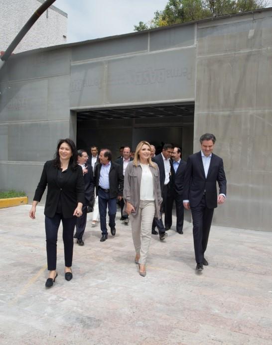 Angélica Rivera y Aurelio Nuño en el Centro de Rehabilitación Gaby Brimmer.