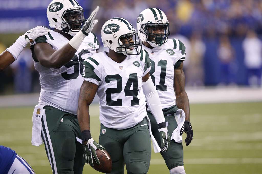 Darrelle Revis celebra la recuperación de un balón