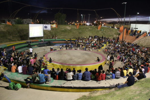 Los policías colocaron una pantalla en el parque para convivir con las familias. 