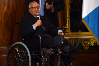 El presidente guatemalteco, Alejandro Maldonado Aguirre, llega en silla de ruedas al palacio presidencial en Ciudad de Guatemala