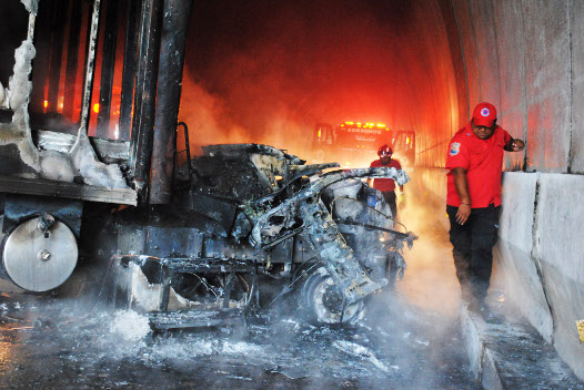El tráiler quedó dentro del túnel.