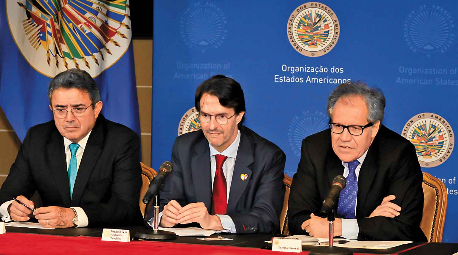 Emilio Rabasa, embajador ante la OEA, Fernando Landeros, presidente de Fundación Teletón, y Luis Almagro, secretario general de la OEA.