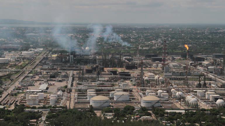 Las empresas recibieron la negativa de Petróleos Mexicanos para hacer trabajos en la planta en este periodo.