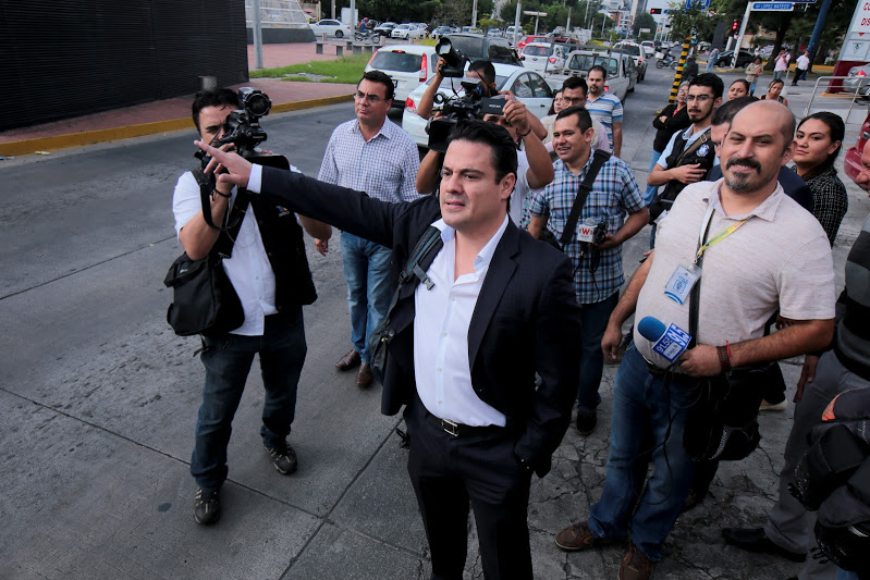 Gobernador se traslada en camión a su trabajo