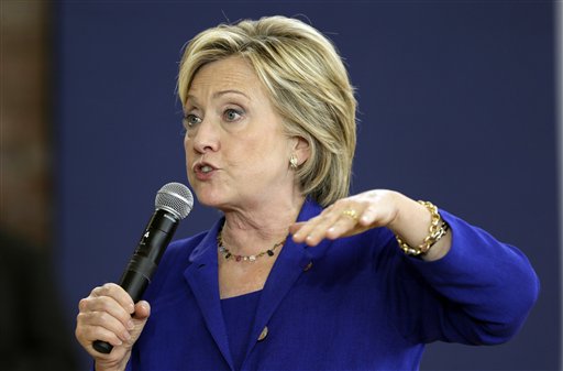 Hillary Clinton, durante su intervención hoy en un foro comunitario sobre salud, en la Moulton Elementary School de Des Moines, Iowa 