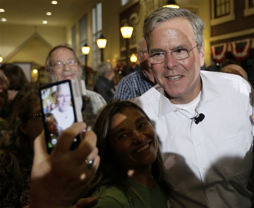 Jeb Bush saluda a sus seguidores después de un acto político en The Music Man Square, en Mason City, Iowa