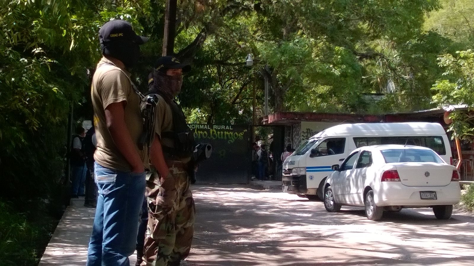 Los comunitarios se quedaron a vigilar al normal rural. 
